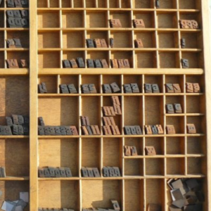 Casier de typographe avec lettres au plomb