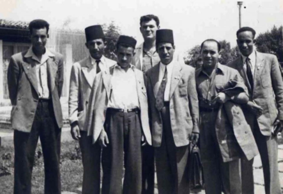 Blida, 10 novembre 1954, Boualem Khalfa représente le PCA à une rencontre anticolonialiste, Franz Fanon à droite