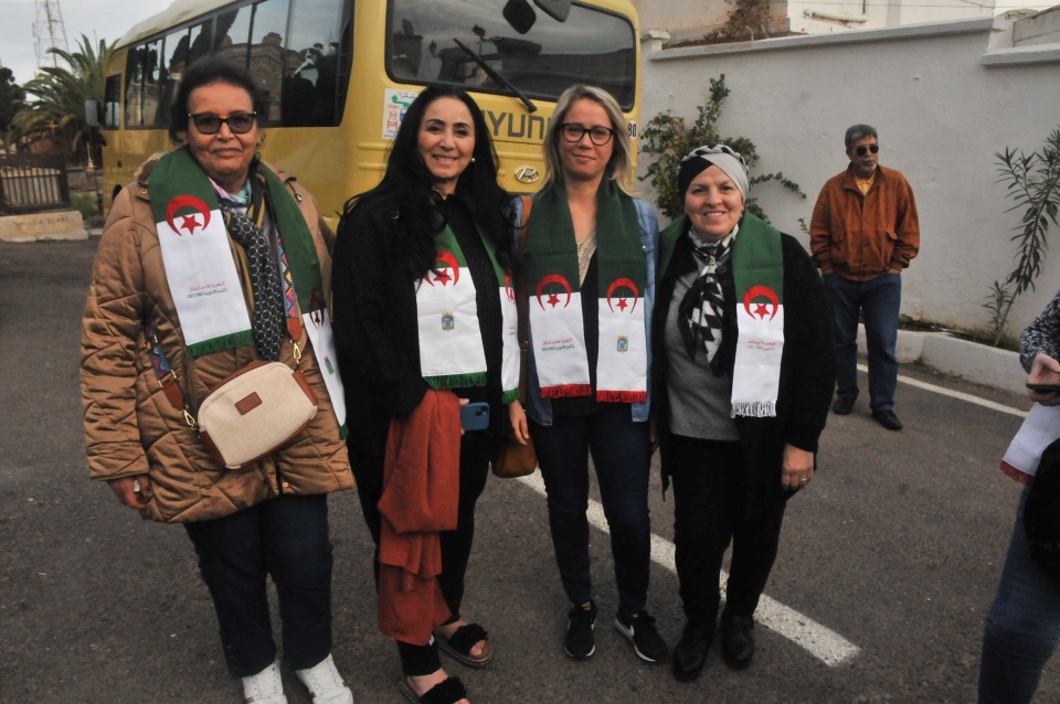 Nos amis algériens nous ont remis chacun une écharpe aux couleurs algériennes