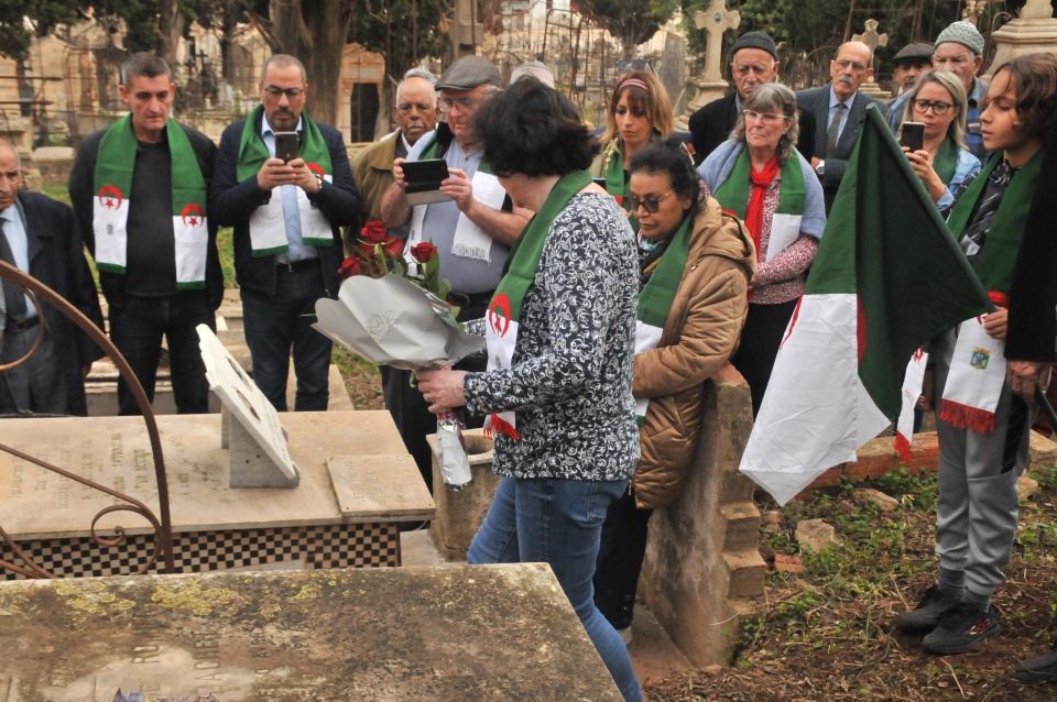 Dépots de fleurs sur les tombes des communistes martyrs de l'indépendance