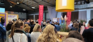 La balade dans l'exposition… les cadres de la ville présentent les panneaux