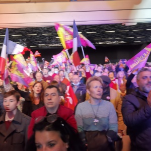Des drapeaux partout, tricolore, rouge ou aux couleurs de Fabien !