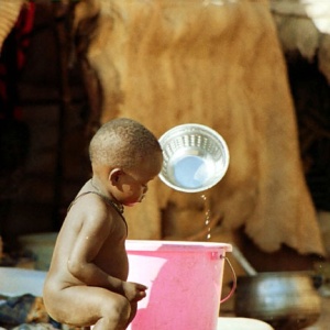 enfant jouant avec de l'eau